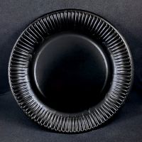Черная бумажная тарелка 230 мм солнышко