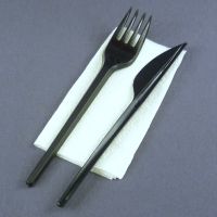 Набор черных одноразовых столовых приборов: вилка, нож, салфетка