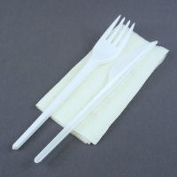 Набор белых одноразовых столовых приборов: вилка, нож, салфетка
