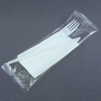 Набор белых одноразовых столовых приборов: вилка, нож, салфетка